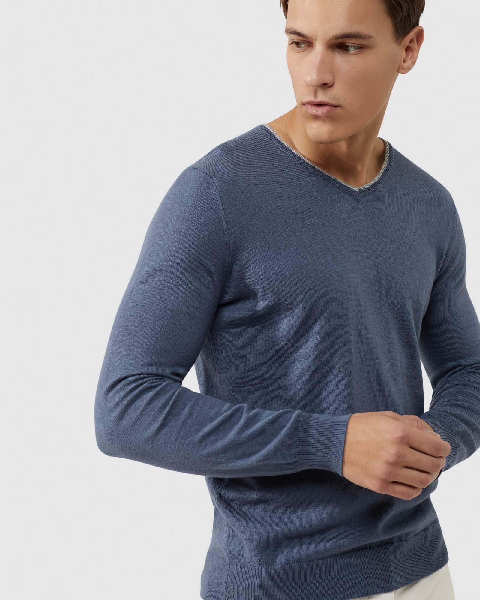 Lenny V Neck Cashmere Blend Pullovr - Image 10